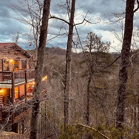 Cozy Secluded Cabin Firepit Hot Tub